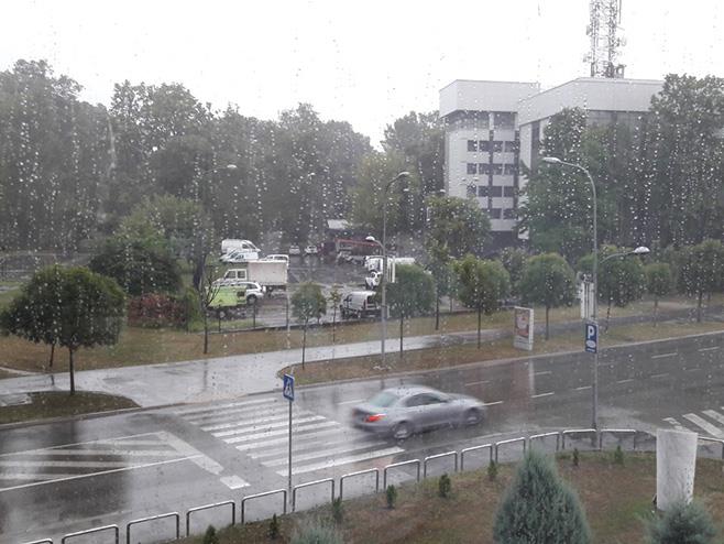 NEVREME I U SPRSKOJ: Banjaluku pogodio grad, grom udario u čvorište ...