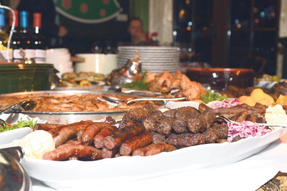 KOLIKO KOŠTA DOČEK NOVE KOD KUĆE? Jeftinije može da se prođe ako se učini 1 stvar, evo kolika je razlika između posne i mrsne trpeze KOLIKO KOŠTA DOČEK NOVE KOD KUĆE? Jeftinije može da se prođe ako se učini 1 stvar, evo kolika je razlika između posne i mrsne trpeze