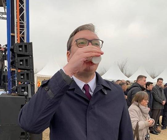 NIJE RAKIJA SINE, ČAJ! A BOLJE BI BILO DA JE RAKIJA: Vučić uzeo čaj da ...