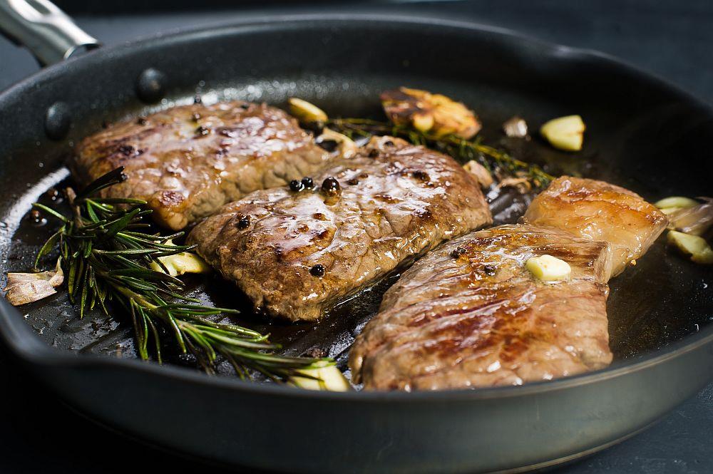 Greška koju mnogi prave: Ovo meso nikada ne ide na teflonski tiganj! Kép