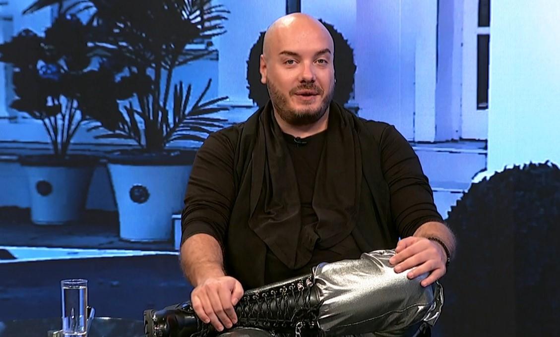 "KAŽU DA NE VOLE PREVARE, A ISTU NOĆ ODU U..." Pevač žestoko udario na estradu, evo šta je sve poručio Kép