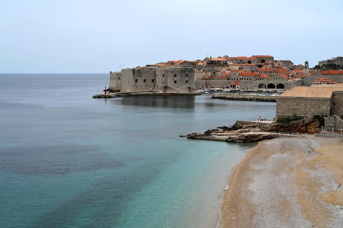 DUBROVČANI U ŠOKU! Ulice grada osvanule u belom, ali ne zbog snega! Otkriveno šta se desilo, objavljeni snimci (FOTO/VIDEO)