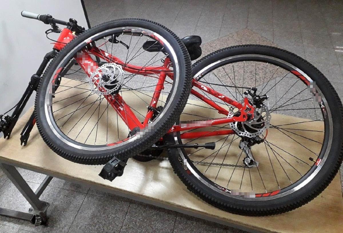 Bacio 14.000 dinara za 20 metara vožnje: Srbina namamili popustom, a dobio bicikl koji se raspao - internet besni: "Ti si kriv, nisi smeo ovo da preskočiš" Bacio 14.000 dinara za 20 metara vožnje: Srbina namamili popustom, a dobio bicikl koji se raspao - internet besni: "Ti si kriv, nisi smeo ovo da preskočiš"