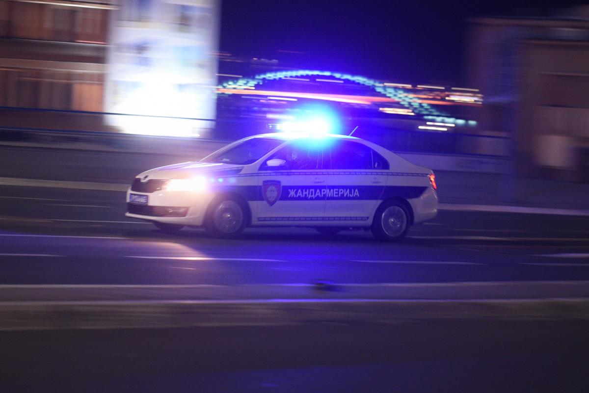 ФИЛМСКА ПОТЕРА ЗА ТИНЕЈЏЕРОМ У ВЕЛИКОЈ ПЛАНИ! Дрогиран и пијан украо аутомобил, изазвао судар, па пешке бежао од полиције