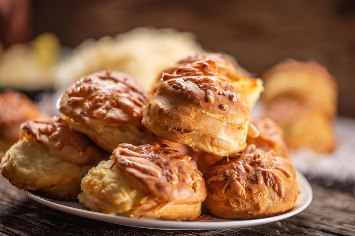 RECEPT ZA ROLNICE SA SIROM I SLANINOM, PRSTE DA POLIŽEŠ: Jednostavno se ...
