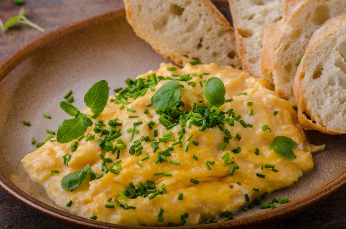 Gordon Ramsay Reveals How to Make Perfect Scrambled Eggs: Add One Ingredient at the End for a Juicy and Creamy Taste!