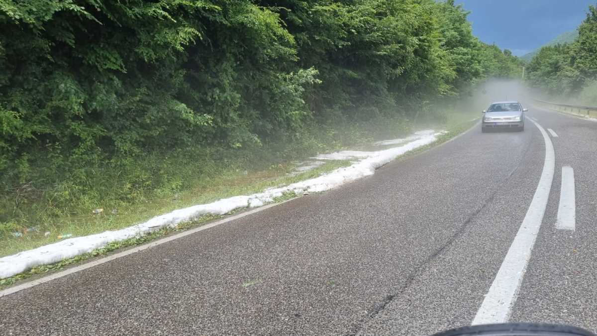 OGROMNI KOMADI STENE OTPADAJU NA OVOM DELU PUTA Vozači, oprez! Saobraćaj se odvija veoma sporo (FOTO) Kép