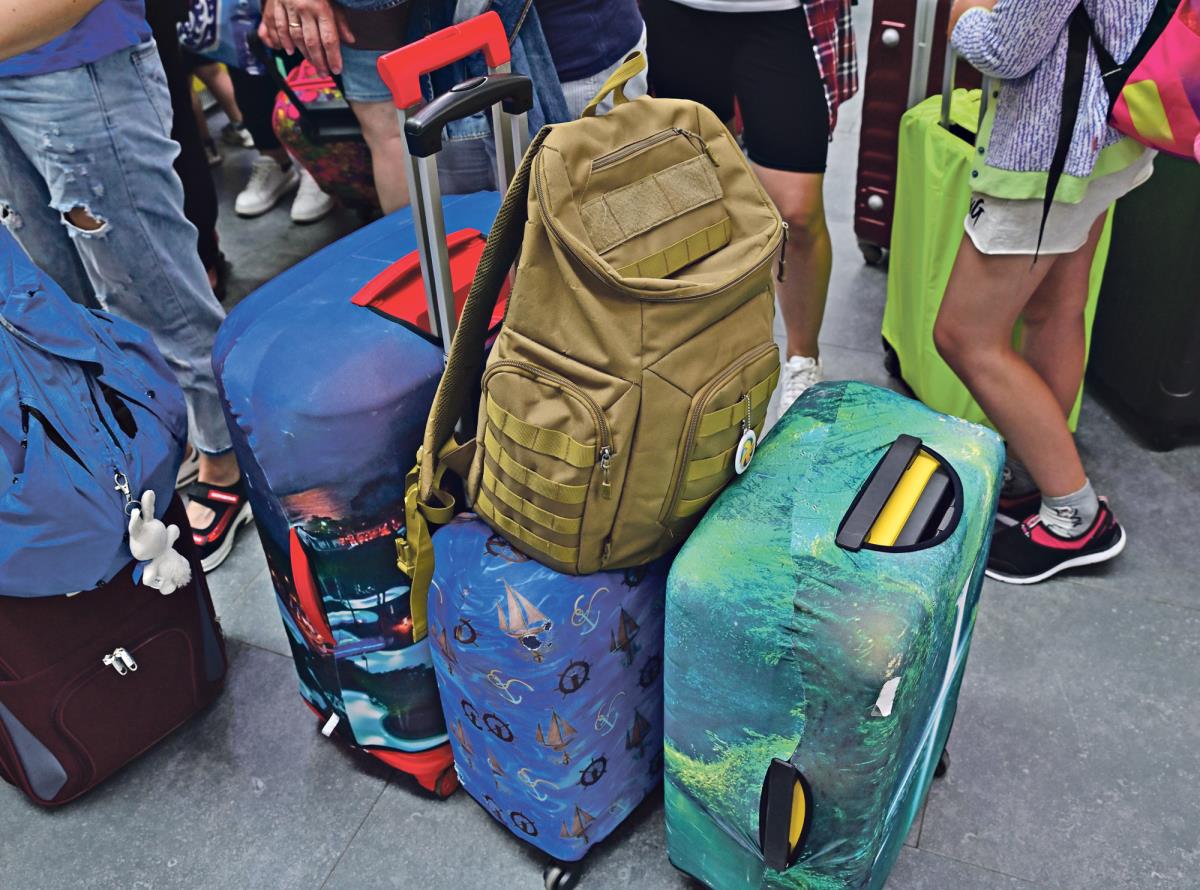 Srbi sve više putuju, a sve manje kupuju! Manje novca se izdvaja za skupu odeću i gedžete, a više na uživanje Srbi sve više putuju, a sve manje kupuju! Manje novca se izdvaja za skupu odeću i gedžete, a više na uživanje