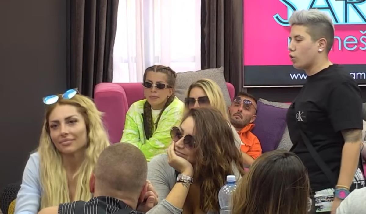 MATORA BACILA OKO NA IRMU: Dopada mi se što je psihopata, drčna i bezobrazna! Evo kako je reagovala pevačica (VIDEO)