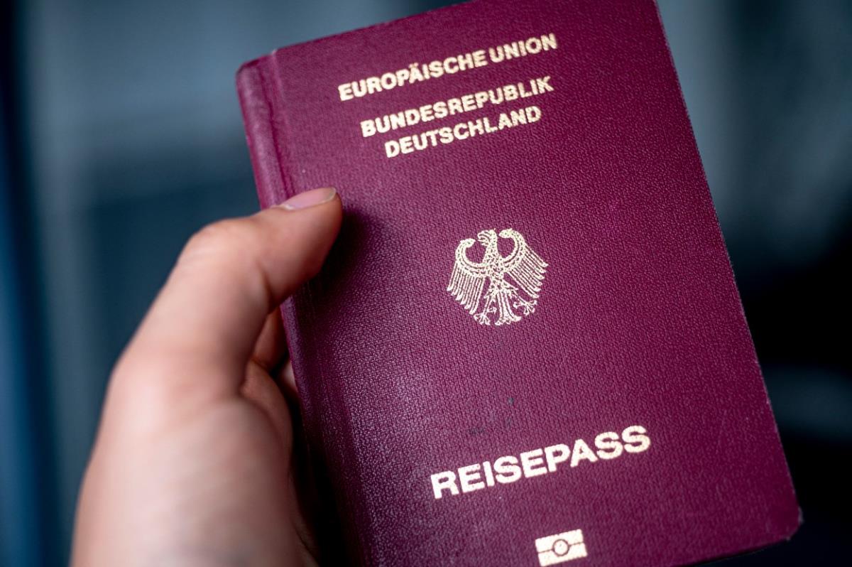 Nikad lakše do nemačkog pasoša: Rekordne brojke tresu Evropu - svi jure njihovo državljanstvo zbog dva nova pravila Nikad lakše do nemačkog pasoša: Rekordne brojke tresu Evropu - svi jure njihovo državljanstvo zbog dva nova pravila
