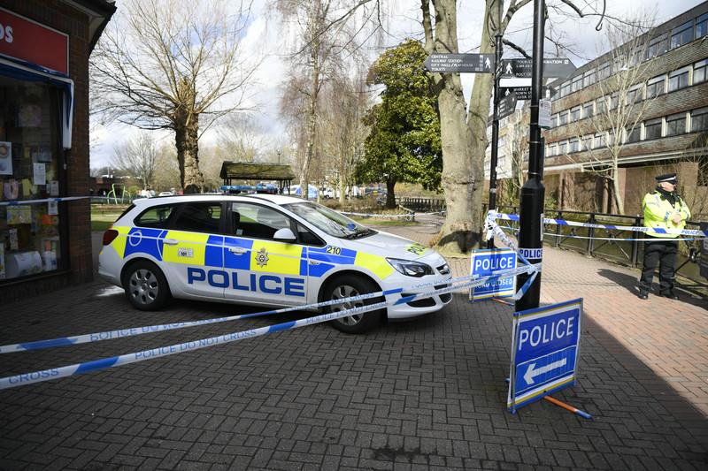 AUTOMOBIL ULETEO MEĐU PEŠAKE U CENTRU LONDONA! Pokušaj ubistva na Božić, krv i cipele na trotoaru, kordon policije blokira prilaz, ima povređenih (VIDEO)