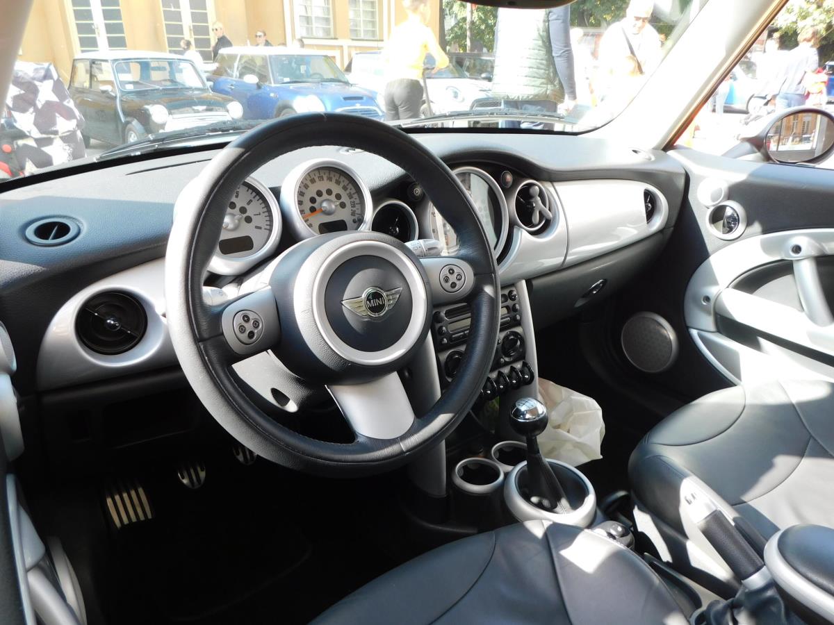 Vozila čuvenog proizvođača 30 godina stoje zaboravljena! Ganc novi automobili "čuče" u zaključanom salonu u Nemačkoj Vozila čuvenog proizvođača 30 godina stoje zaboravljena! Ganc novi automobili "čuče" u zaključanom salonu u Nemačkoj