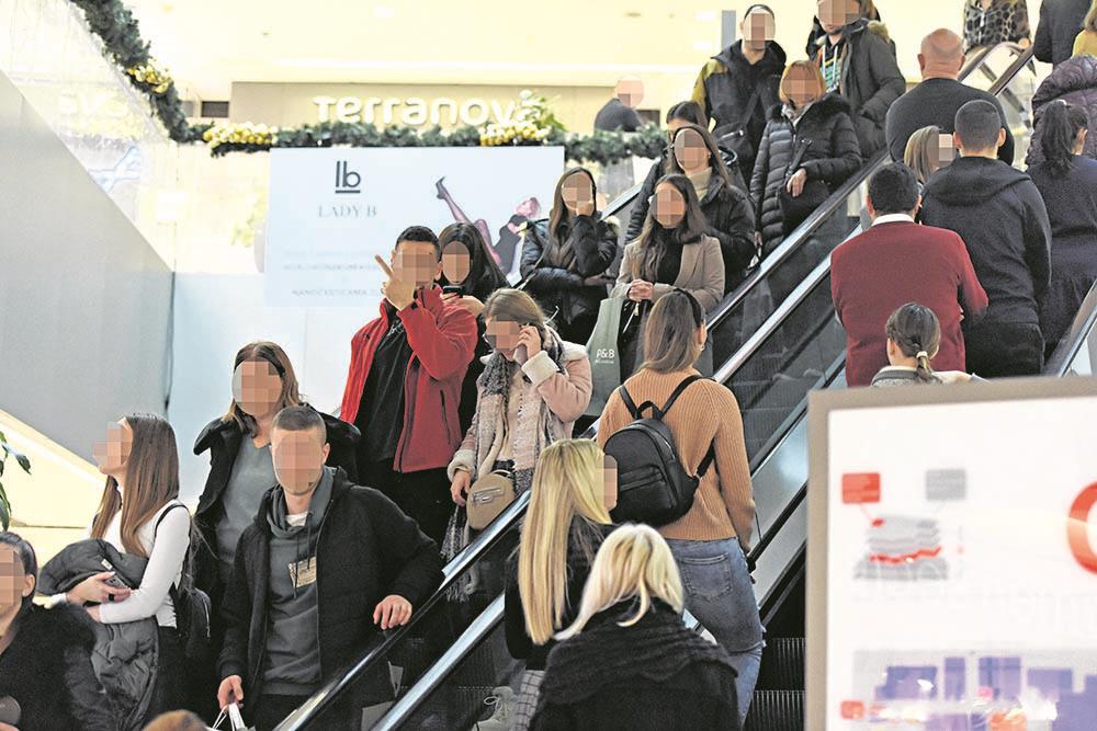 "ZA SAMO 15 MINUTA DETE JE OŠIŠANO U MUŠKOJ GARDEROBI" Slučaj iz tržnog centra zapanjio javnost! Samo ovo je spasilo devojčicu