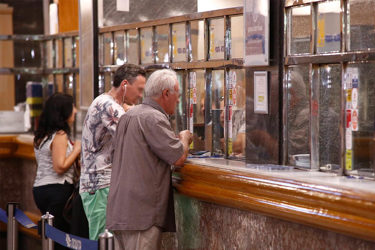 Počinje isplata naknade za nezaposlene: Na šalterima ih novac čeka već sutra, a dan kasnije još 1 grupu građana Počinje isplata naknade za nezaposlene: Na šalterima ih novac čeka već sutra, a dan kasnije još 1 grupu građana