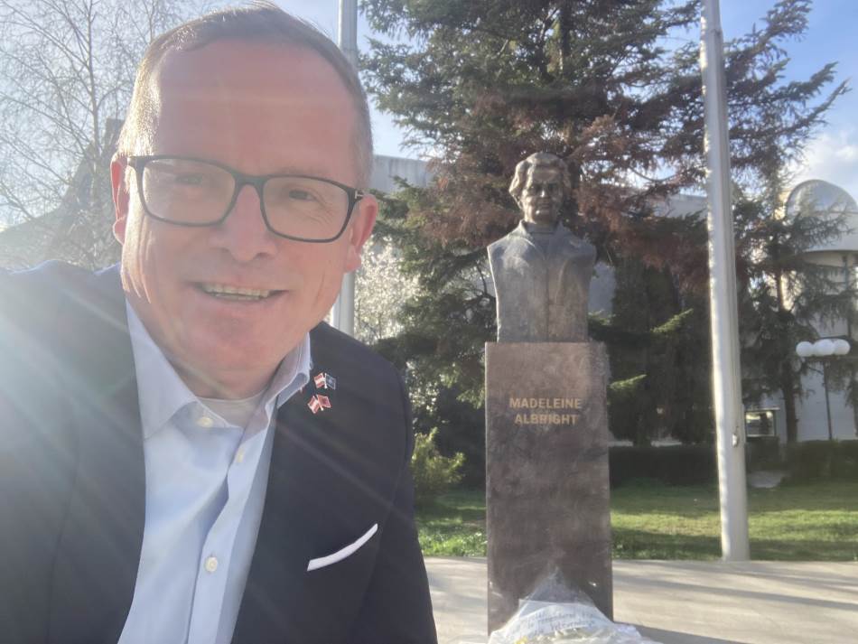 Ginter Felinger traži da se skloni spomenik Milici Rakić