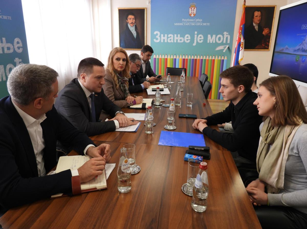 Ministar Ružić se sastao sa srednjoškolcima | Kurir