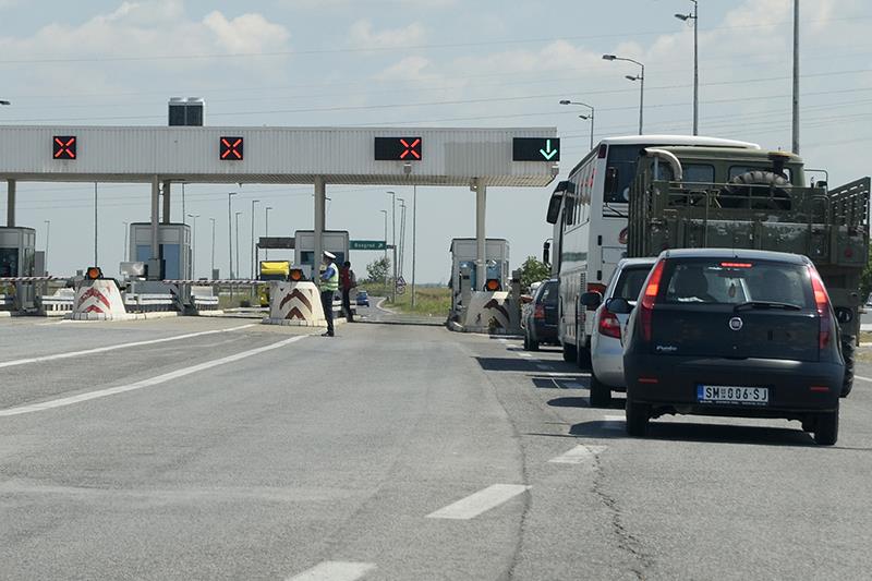 ZABORAVILI DETE NA NAPLATNOJ RAMPI U NIŠU! Pravi šok usledio je kad ih je ZAUSTAVILA POLICIJA U BEOGRADU: Vozilo krcato, a jedna stvar im je bila jako čudna