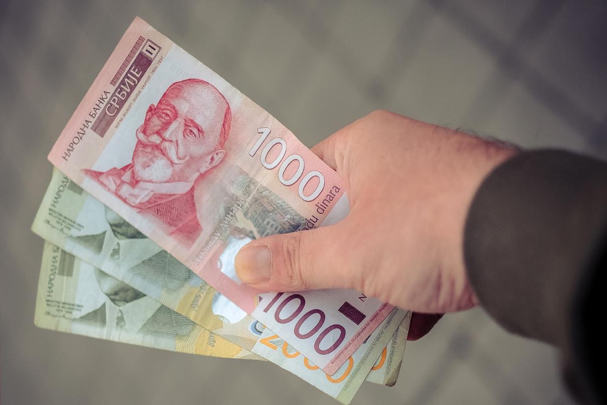 Stabilna domaća valuta: Zvanični srednji kurs danas je 117,1677 dinara za evro Stabilna domaća valuta: Zvanični srednji kurs danas je 117,1677 dinara za evro
