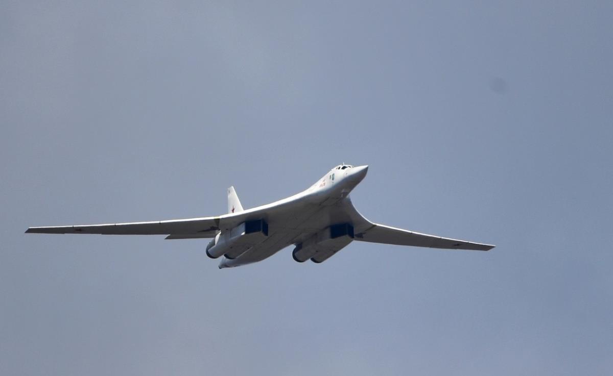 RUSKI BOMBARDER JOŠ MOĆNIJI: Beli labud opremljen NOVIM RAKETAMA, evo ...