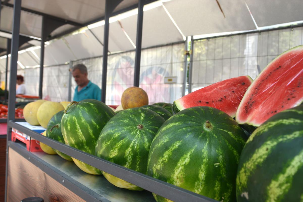 'Pa da je pozlaćena, ne bih je kupio u aprilu': Ljudi poludeli kad su videli koliko već sad naplaćuju lubenicu 'Pa da je pozlaćena, ne bih je kupio u aprilu': Ljudi poludeli kad su videli koliko već sad naplaćuju lubenicu