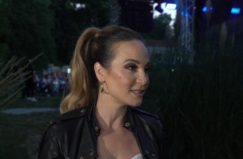 EVO ŠTA JE JELENA TOMAŠEVIĆ IZGOVORILA PRE NEGO ŠTO JE PALA NA BINI! Pevačica je imala tegobe, jedan detalj je jasno ukazivao da je loše Kép