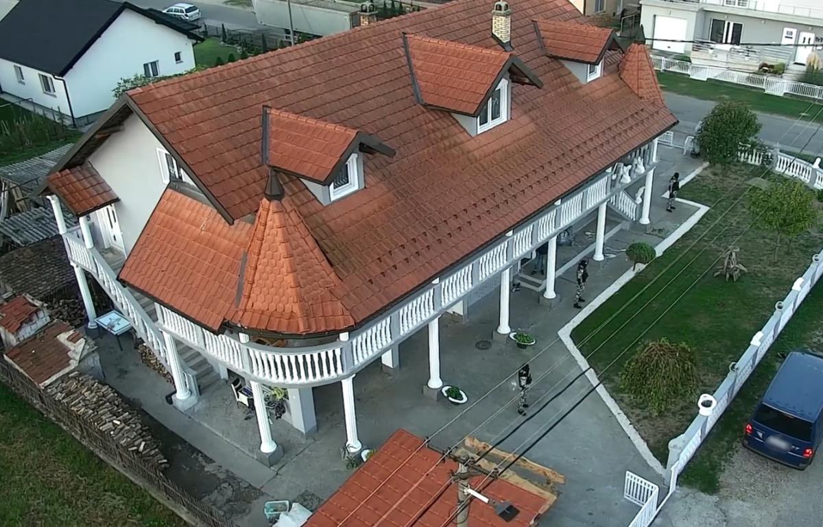 KUĆA STRAVE OTKRIVENA I U LOZNICI, PRODAJOM DECE ZARADILI OGROMNU CIFRU! Velelepna vila krila mračne tajne, ovako su se tri godine bavili trgovinom mališana!