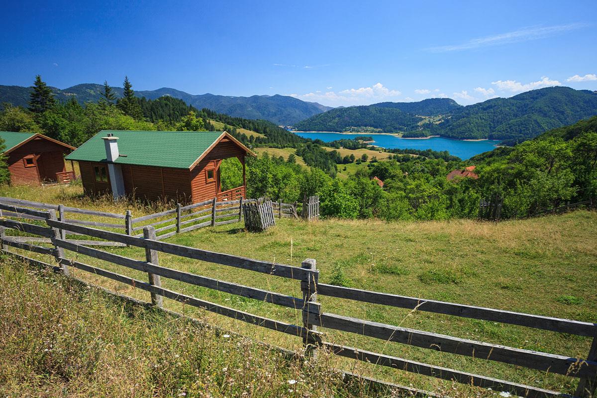 Vazduh kao na Zlatiboru, a cene primamljive! U ovom srpskom selu sve više grade vikendice, interesuju se i stranci Vazduh kao na Zlatiboru, a cene primamljive! U ovom srpskom selu sve više grade vikendice, interesuju se i stranci