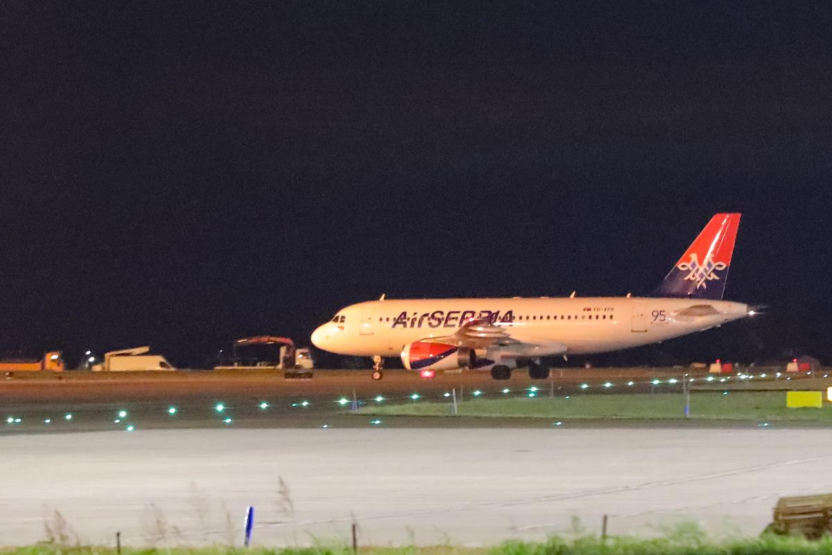 OGLASILA SE "ER SRBIJA" ZBOG LOŠIH VREMENSKIH USLOVA: Moguće kašnjenje i otkazivanje pojedinih letova OGLASILA SE "ER SRBIJA" ZBOG LOŠIH VREMENSKIH USLOVA: Moguće kašnjenje i otkazivanje pojedinih letova