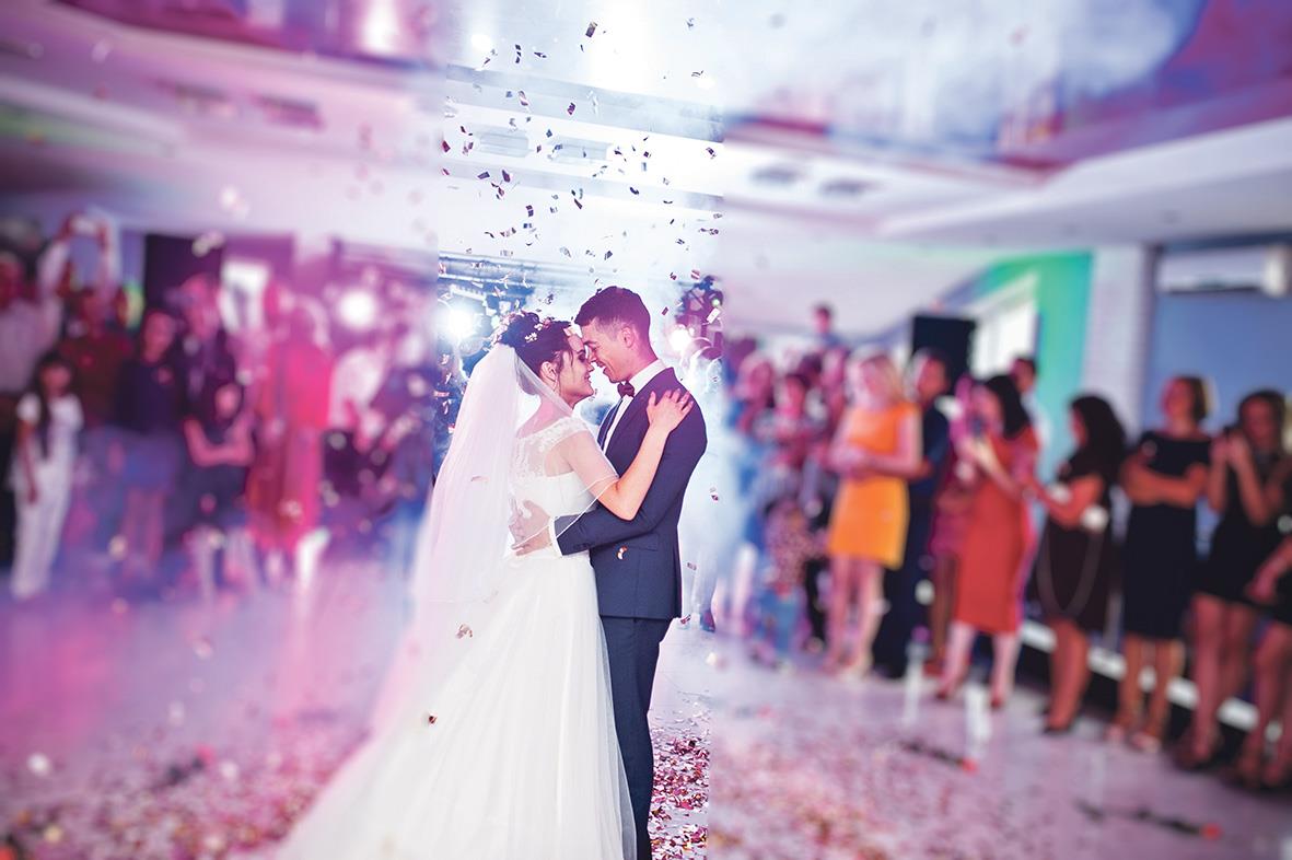 Hell at a wedding in Sumadija! The best man wanted to joke, and then a video of the groom with another woman appeared on the screen: When she heard what her husband was saying, the bride fled the hall!