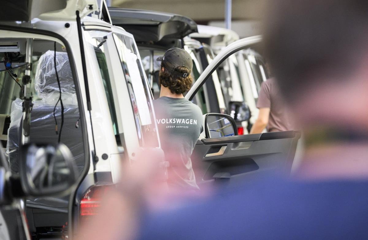 FOLKSVAGEN POVLAČI OČAJNIČKI POTEZ: Sele proizvodnju iz Nemačke, traže slamku spasa za svoj napopularniji model FOLKSVAGEN POVLAČI OČAJNIČKI POTEZ: Sele proizvodnju iz Nemačke, traže slamku spasa za svoj napopularniji model