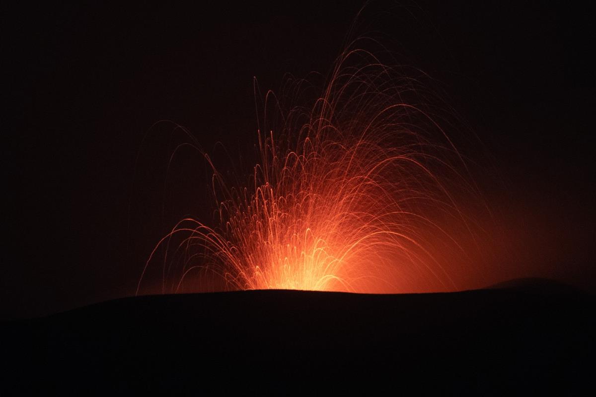 VULKAN ETNA PONOVO IZBACUJE LAVU, EVROPA U ŠOKU! Panika na Siciliji, aktivirala se NOVA USTA, šire se zastrašujući snimci ERUPCIJE (VIDEO)