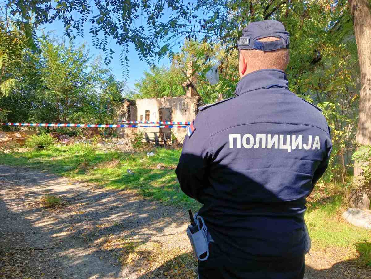 ПОЛИЦИЯ ЗАСТАЛА МАЛЬЧИКА, ИСПАЧКАННОГО КРОВЬЮ ПО ЛОКОТЬ