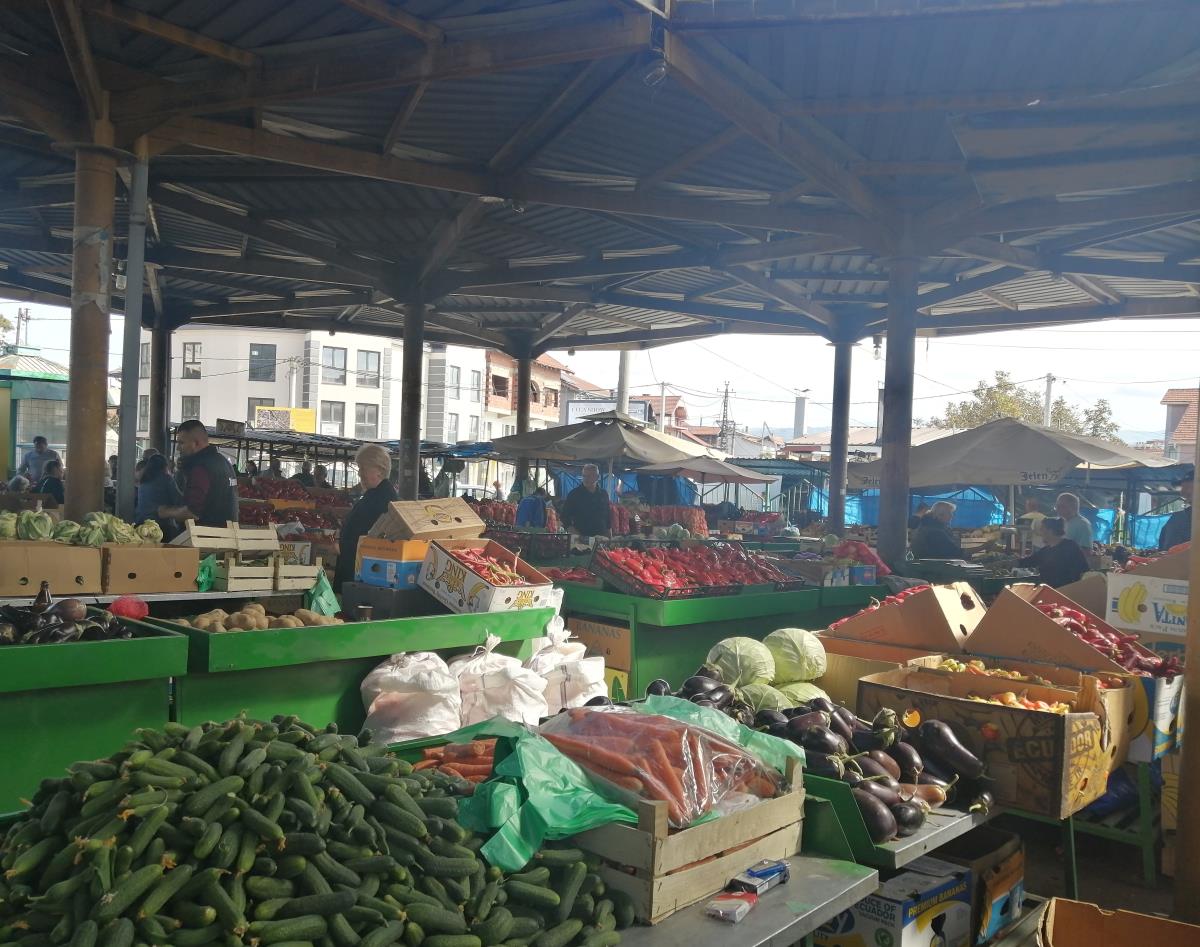 Tri zelene salate samo 100 rsd, jaja ima i za 13! Ovo je jedna od najpovoljnijih pijaca u Srbiji, ovde jedino orasi drže cenu Tri zelene salate samo 100 rsd, jaja ima i za 13! Ovo je jedna od najpovoljnijih pijaca u Srbiji, ovde jedino orasi drže cenu