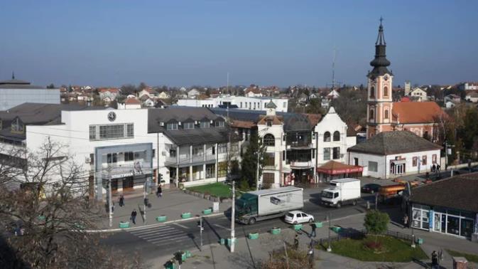 Boris prodaje kuću u koju niko ne može da viri sa ulice! Nalazi se u Surčinu, ima 240 m2 i sedam ari placa Boris prodaje kuću u koju niko ne može da viri sa ulice! Nalazi se u Surčinu, ima 240 m2 i sedam ari placa