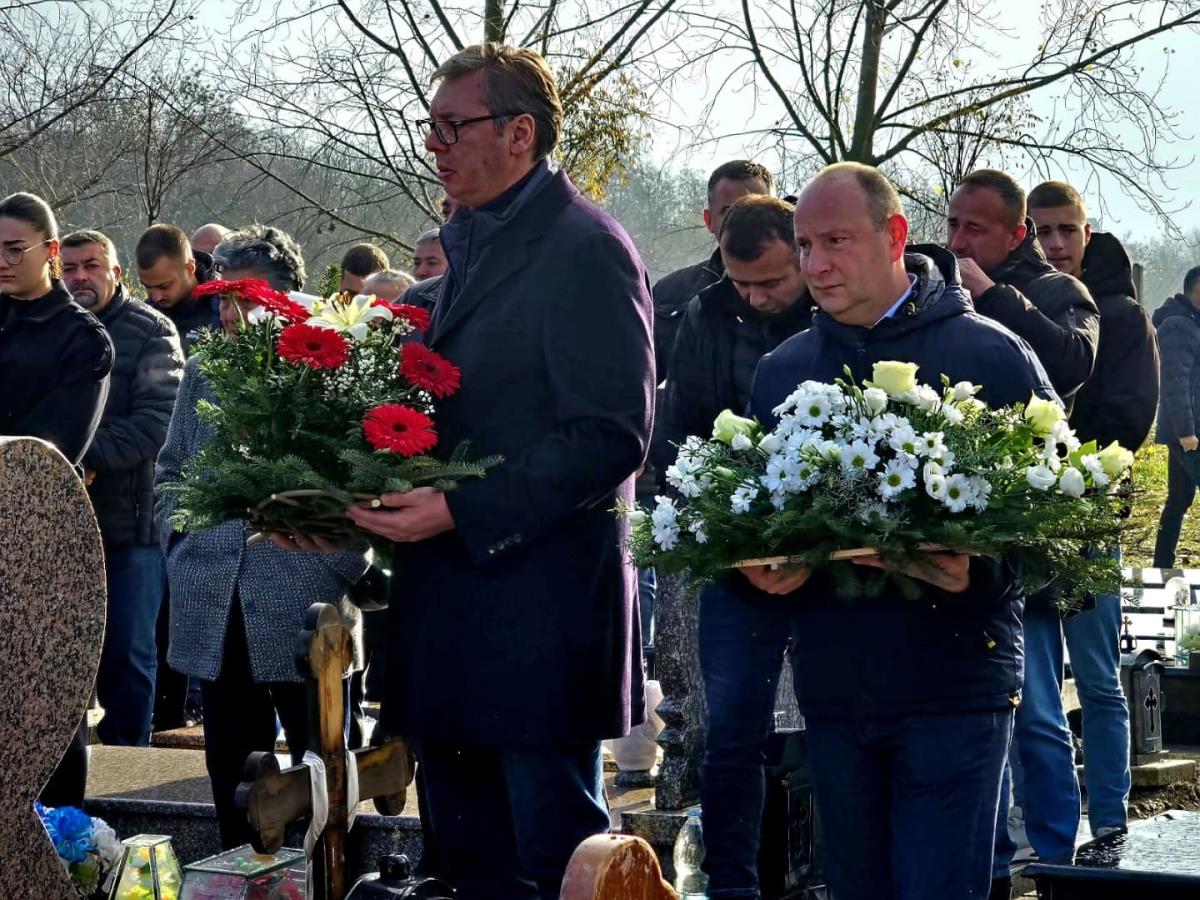 VUČIĆ PORUČUJE DA NEĆE DOZVOLITI DA STRADALI U NOVOM SADU BUDU ZABORAVLJENI, A OPOZICIJA SE ŽRTAVA VEĆ NE SEĆA! Bez empatije, samo lični interes