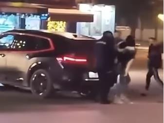 Devojka u Petrovcu na Mlavi palicom razlupala BMW: Dvojica policajaca je obuzdala! "Sad ćeš raditi 30 godina za zadnje staklo, stop svetlo i ogrebotinu" (VIDEO)