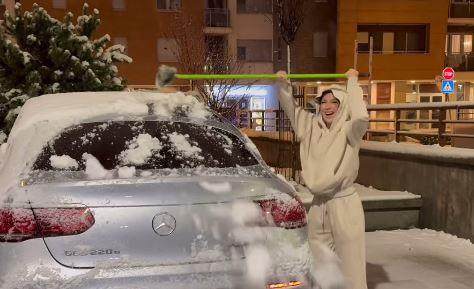 IZ VRELOG MAJAMIJA PRAVO U ZAVEJANU SRBIJU! Stanija sa osmehom na licu uživa u snežnim čarolijama, napolje izašla samo u trenerci (FOTO)