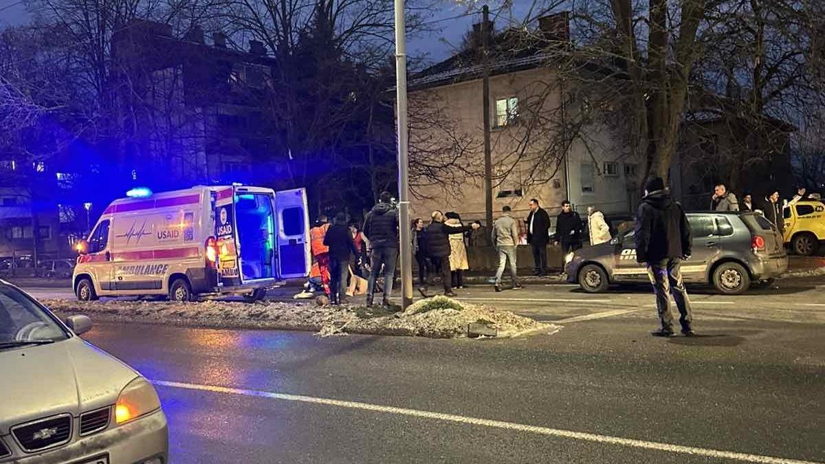 BRAĆA (9 I 14) IMAJU POVREDE OPASNE PO ŽIVOT: Devojka (30) ih pokosila kolima - zadobili prelome lobanje, ramena i potkolenice