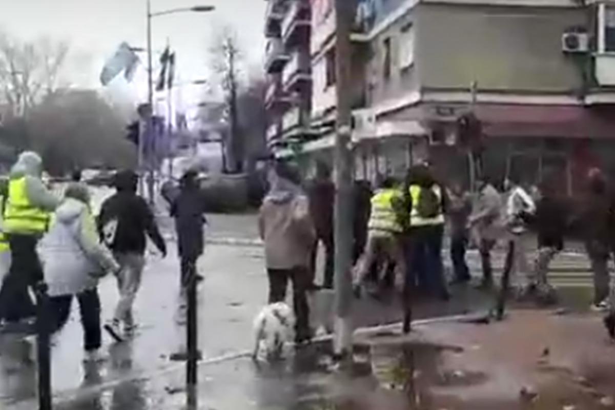 ĆERKA VRIŠTI DOK JOJ DEMONSTRANTI TUKU OCA! Užas na protestu studenata u Novom Sadu, čoveku ni krivom ni dužnom razbili glavu, JEZIVE SCENE (VIDEO)