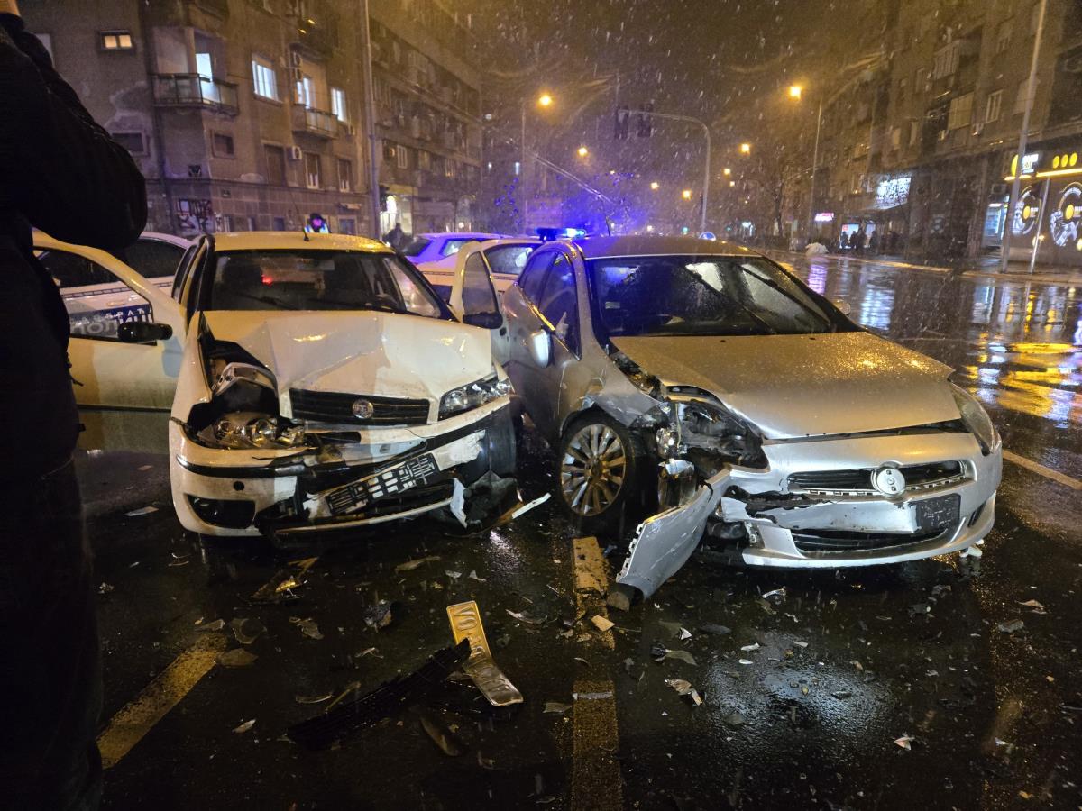 TEŽAK SUDAR NA UGLU CVIJIĆEVE I STARINE NOVAKA: Automobili uništeni, ima povređenih (FOTO/VIDEO)