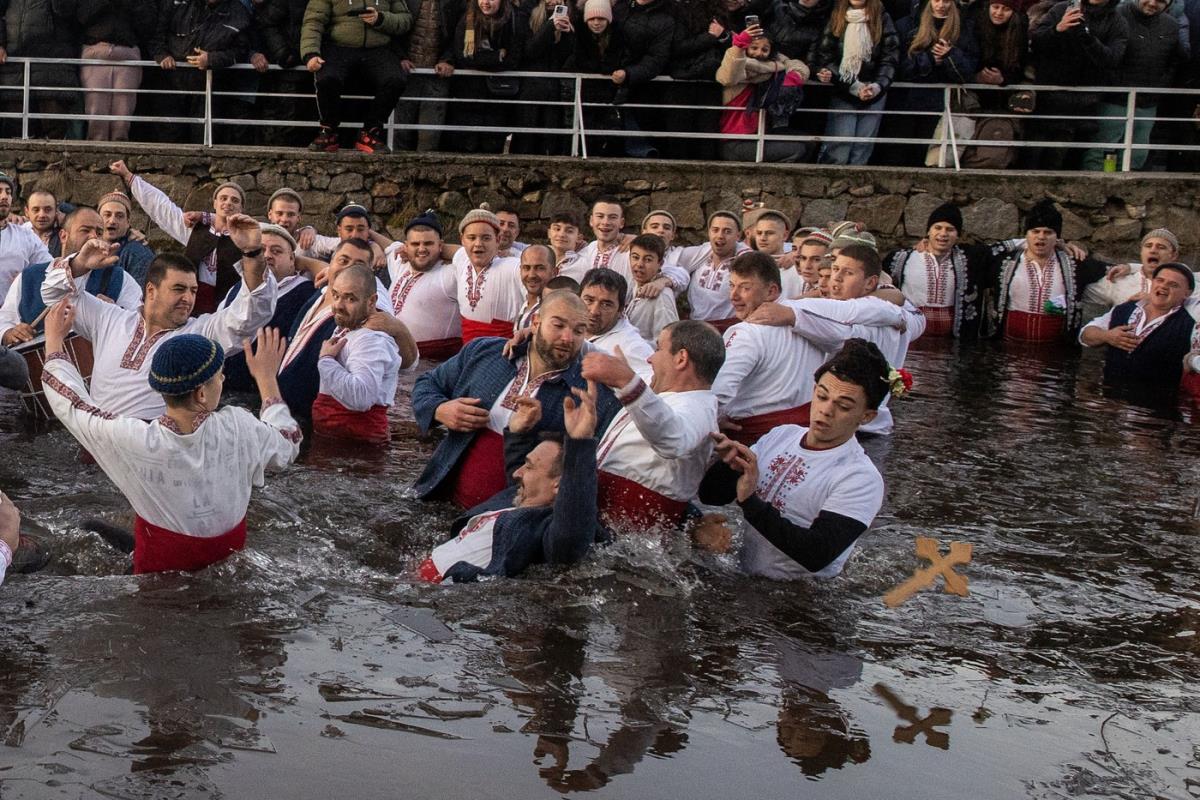 BUGARI PONOVO PLIVALI ZA ČASNI KRST: Svi se sećaju čuvenog snimka, pogledajte kako je to izgledalo ove godine (FOTO/VIDEO)