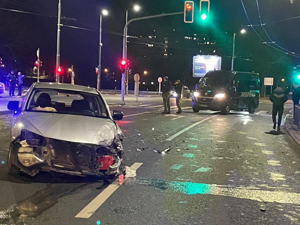 (VIDEO) JEZIV UDES NA BANJICI: Zakucali se automobil i marica Žandarmerije! Od siline udarca vozilo odletelo nekoliko metara - srča i delovi svuda po putu!