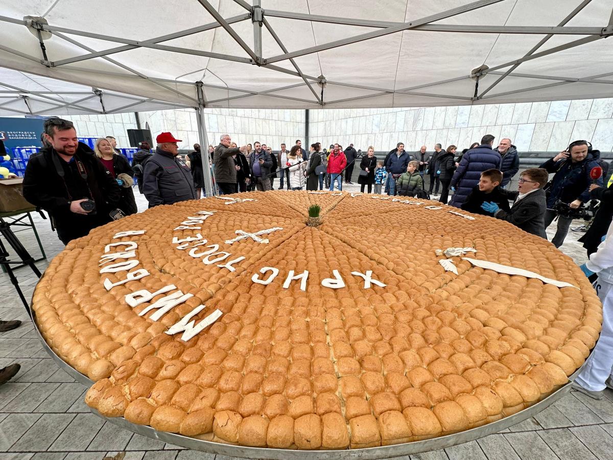 NA STOTINE SE OKUPILO ISPRED HRAMA SVETOG SAVE! Počelo lomljenje Božićne česnice sa 33 zlatnika (foto, video)