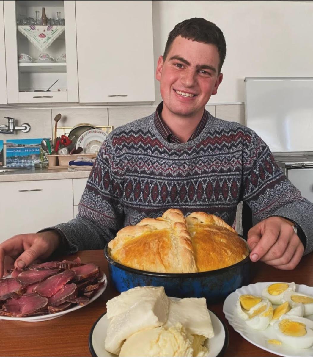 Mladi gorštak Luka sa Zlatibora se preselio na selo, čuva stoku i dobro zarađuje: Čestitao Božić svim pravoslavcima! Jedan detalj oduševio mnoge Foto