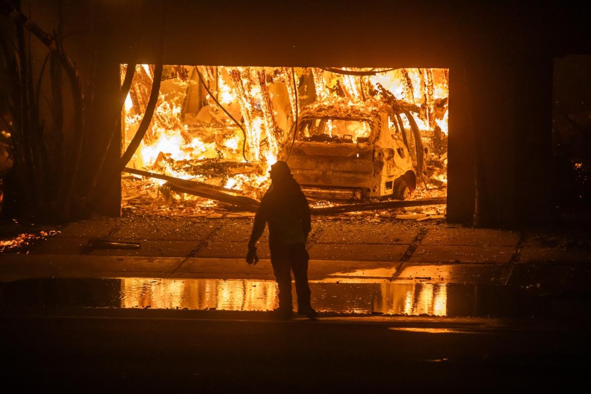 "NE MOŽE DA SE DIŠE, GORI BLIZU NAS" Srbin iz epicentra stravičnog požara u Los Anđelesu opisao UŽASAVAJUĆE PRIZORE: Otvoreni su evakuacioni centri! (FOTO)