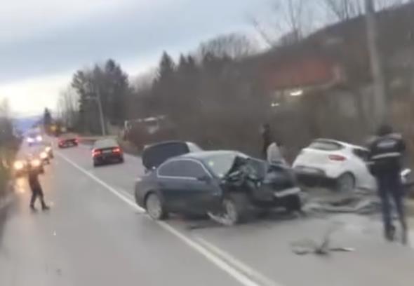 STRAVIČNA SAOBRAĆAJNA NESREĆA KOD VALJEVA: Jedna osoba poginula, druga u kritičnom stanju! Čeoni sudar "BMW-a" i "renoa" (VIDEO)