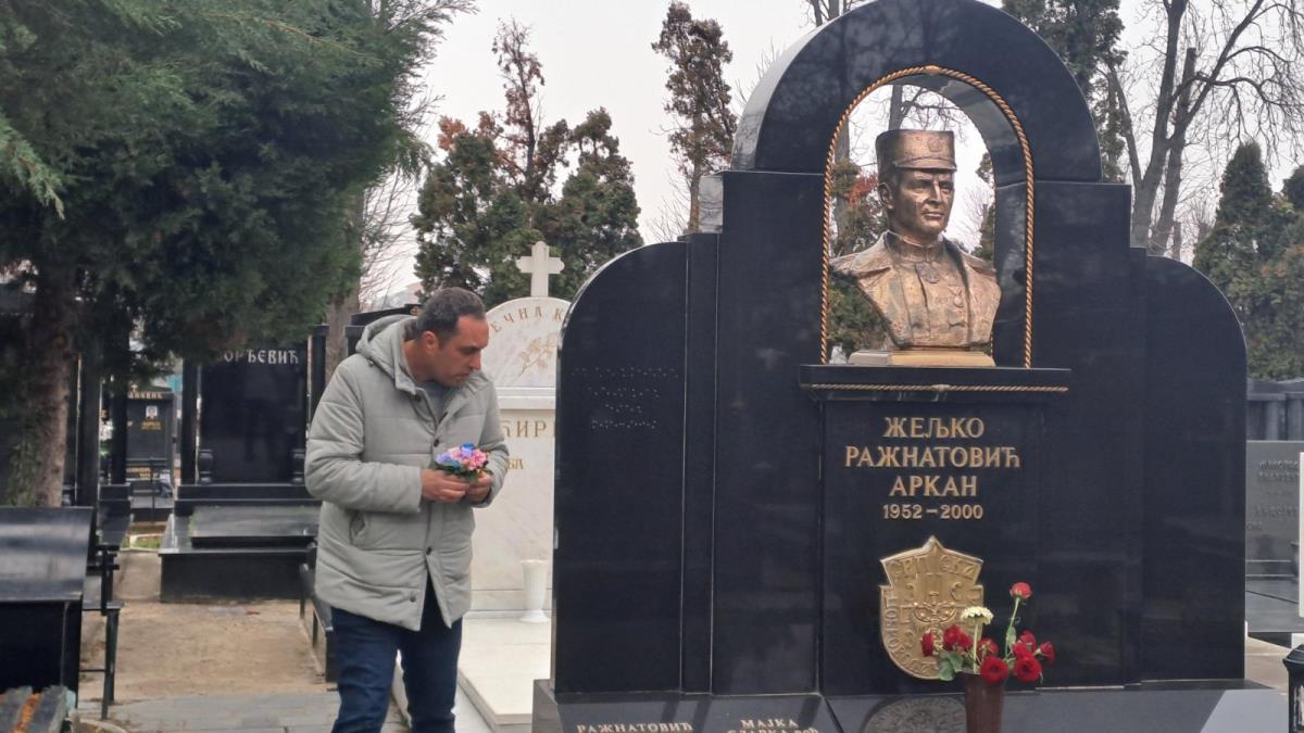 SIN UBIJENOG MANDE PRVI STIGAO NA POMEN ARKANU: 25 godina od ubistva Željka Ražnatovića, muk na Novom groblju (FOTO)