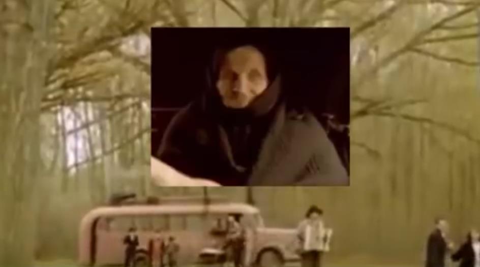 Ko je misteriozna baba koja se pojavljuje u filmu 