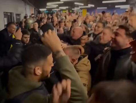 GROBARI NAPRAVILI ŠOU NA AERODROMU! Košarkaši Partizana sleteli u Beograd, navijači im priredili spektakl za pamćenje! (VIDEO)