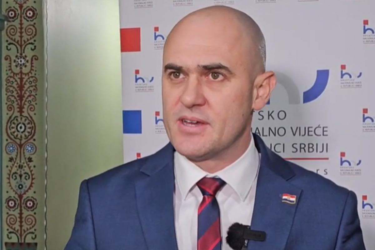 ISPLIVAO ŠOK SNIMAK HRVATSKOG MINISTRA Ispaljuje 15 hitaca kroz prozor automobila u pokretu, pada u trans uz pesmu poznate pevačice